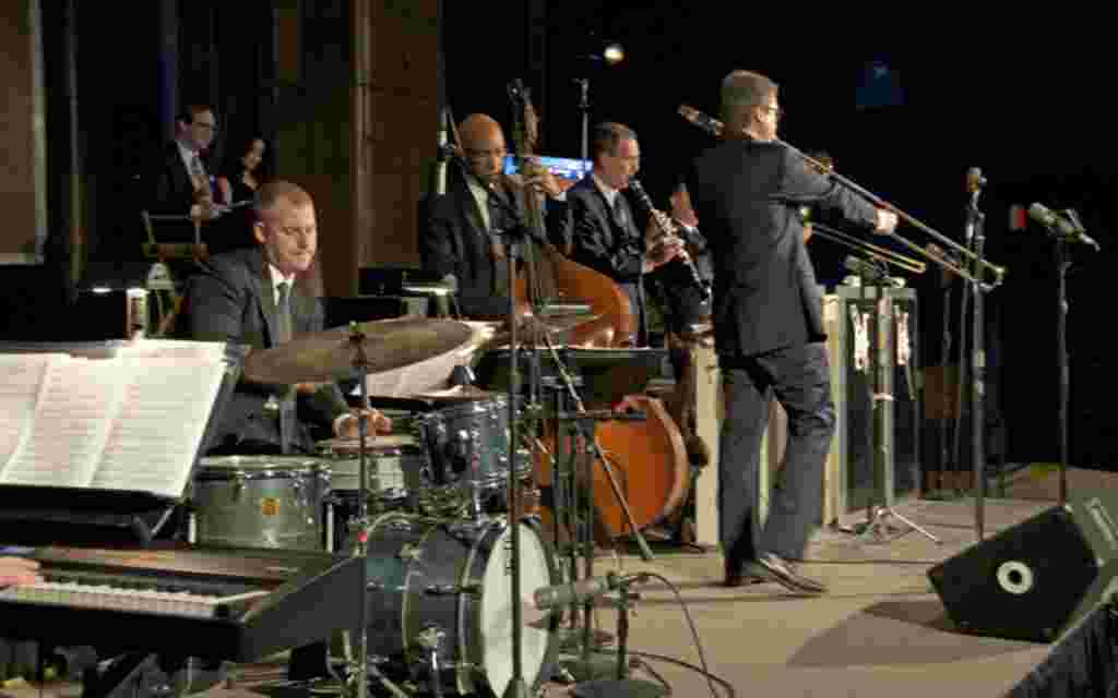 The Eric Felten Jazz Orchestra, led by VOA employee Eric Felten, punctuated the program with several memorable numbers that echoed VOA’s important jazz history.