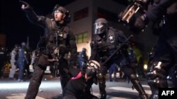 Policija Portlanda i državna policija Oregona u sukobu sa demonstrantima ispred sedišta policije u Portlandu.