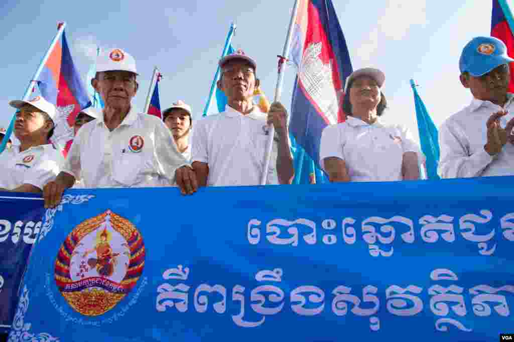 សកម្មជន​គណបក្ស​ប្រជាជន​កម្ពុជា ​ចូលរួម​ក្នុង​ថ្ងៃទី១​ នៃ​យុទ្ធនាការ​ឃោសនា​បោះឆ្នោត​ឃុំ សង្កាត់​របស់​គណបក្ស​ប្រជាជន​កម្ពុជា​ ក្នុង​រាជធានី​ភ្នំពេញ​ នៅថ្ងៃ​ទី២០​ ខែ​ឧសភា​ ឆ្នាំ​២០១៧។ (ហ៊ាន សុជាតា/VOA)