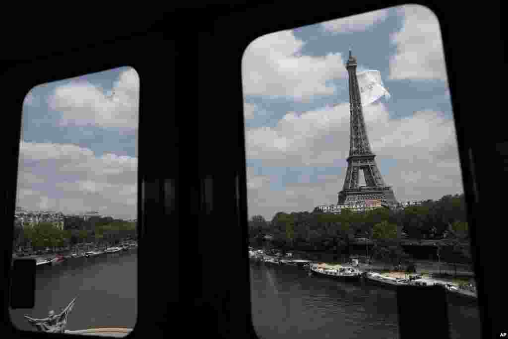프랑스 파리 전철 창문으로 바라본 에펠탑에 대형 깃발이 걸려있다. 