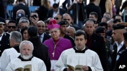 Le patriarche latin de Jérusalem Fouad Twal (au c.) dirige la procession vers l'Eglise de la Nativité, le 24 déc. 2012