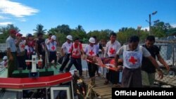 မေလ ၂ ရက်နေ့မှာ မြန်မာနိုင်ငံကြက်ခြေနီအသင်း MRCS နှင့် အပြည်ပြည်ဆိုင်ရာကြက်ခြေနီကော်မတီ ICRC တို့မှဝန်ထမ်းများက ပြင်းပြင်းထန်ထန်ဒဏ်ရာရရှိခဲ့တဲ့ ကျောက်တန်းကျေးရွာမှ လူနာ ၃ဦးကို စေတီပြင်တိုက်နယ်ဆေးရုံ မှ စစ်တွေအထွေထွေရောဂါကုဆေးရုံကြီးသို့ ပို့ဆောင်ပေး (သတင်းဓါတ်ပုံ- ICRC Myanmar)