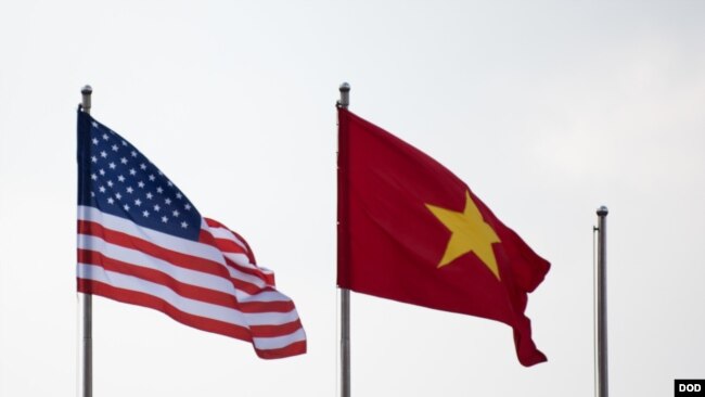 美越国旗在马蒂斯2018年1月访问期间飘扬（美国国防部照片）
