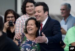 Jimmy Fallon saluda a la gente en la plaza de entrada del Santurce Fine Arts Center momentos antes del estreno del galardonado musical de Broadway, "Hamilton", protagonizado por su creador, nativo de Nueva York de ascendencia puertorriqueña Lin-Manuel Miranda, en San Juan. Puerto Rico, enero 11, 2019.