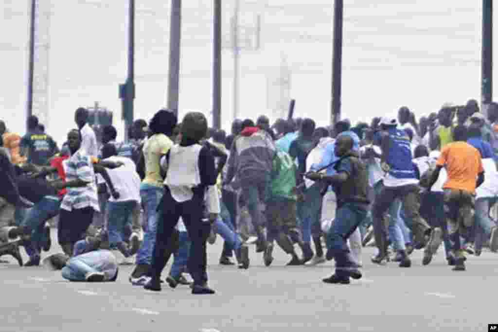 Des soldats loyaux à Laurent Gbagbo dispersant des partisans de Ouattara à Abidjan.