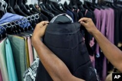 Un vendedor cubre la cara de un maniquí con un velo facial (niqab) en una tienda de ropa para mujeres en Kattankudy, Sri Lanka, el lunes 29 de abril de 2019. Después de ser blanco de los atentados suicidas con bombas del Estado Islámico en la Pascua, Sri Lanka prohibió el niqab.