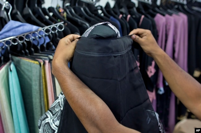 Un vendedor cubre la cara de un maniquí con un velo facial (niqab) en una tienda de ropa para mujeres en Kattankudy, Sri Lanka, el lunes 29 de abril de 2019. Después de ser blanco de los atentados suicidas con bombas del Estado Islámico en la Pascua, Sri Lanka prohibió el niqab.