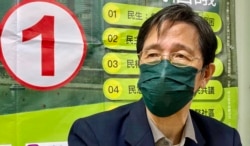 民主党成员 李洪波 认为，无论在怎样艰难的时刻，都应该争取一个发声的平台，去讲香港人要讲的说话 (美国之音汤惠芸)