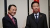 日本副首相兼財務大臣麻生太郎（左）在亞洲開發銀行2017年會期間與中國時任財政部長肖捷會談