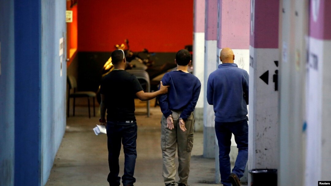 Seorang remaja Israel-Amerika ditangkap di Israel karena dicurigai melancarkan ancaman bom terhadap pusat-pusat komunitas Yahudi di AS, Australia dan Selandia Baru, dikawal ke ruang sidang di Rishon Lezion, Israel, 23 Maret 2017.