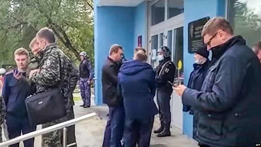 Para penyelidik di luar kampus Universitas Perm, Russia setelah penembakan, 20 September 2021. (AFP PHOTO / Investigative Committee of Russia)
