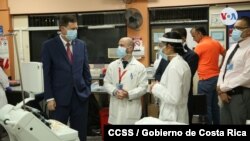 El presidente de Seguro Social, Román Macaya inspeccionó las primeras donaciones de plasma en Costa Rica para la creación de un suero anti COVID-19.