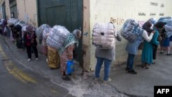 Des Marocaines portent des marchandises entre la frontière espagnole et marocaine, à Ceuta, le 20 septembre 2017.