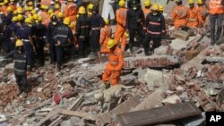 ພວກກູ້ໄພ ຢູ່ບ່ອນຕຶກພັງ ຢູ່ນະຄອນມຸມບາຍ ວັນທີ 31 ສິງຫາ 2017.