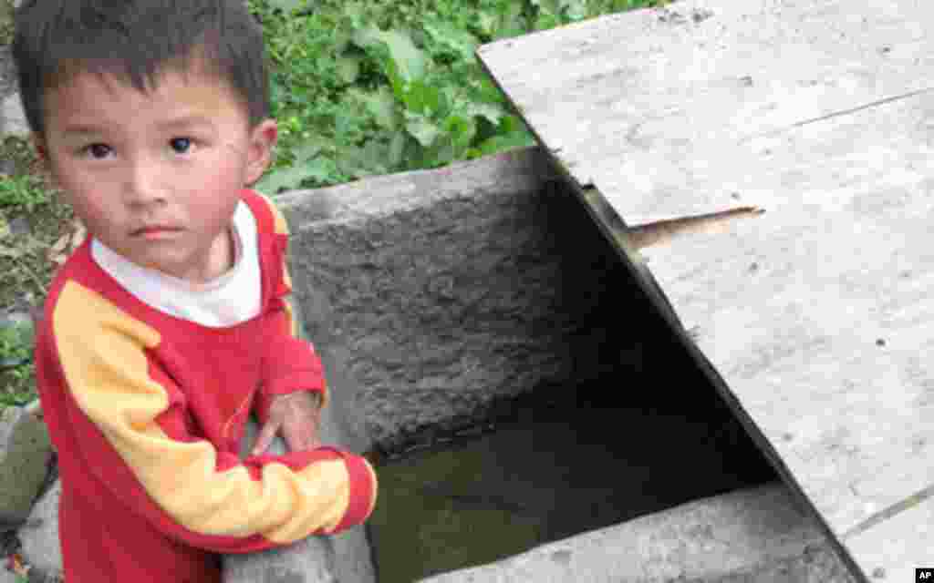 用水困难，水缸已经见底