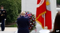 Prezidan Donald Trump ki t ap depoze yon jèb flè nan Simtyè Nasyonal la nan vil Arlington, Eta Vijini, nan okazyon Jou Souvnans la, lendi 25 me 2020 an.