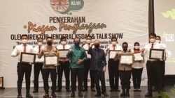 KLHK menyerahkan penghargaan kepada sejumlah aparat penegak hukum yang berperan dalam upaya penggagalan penyelundupan satwa liar dilindungi selama 2020 (foto Petrus Riski-VOA)