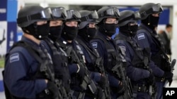 Ambos gobiernos han admitido en el pasado que agencias estadounidenses operan en México para proveer inteligencia a las unidades mexicanas que combaten el narcotráfico.
