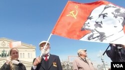 俄共支持者们在苏联红旗上添加了列宁和斯大林头像。2013年五一节时，俄罗斯共产党在莫斯科市中心举行大型集会。