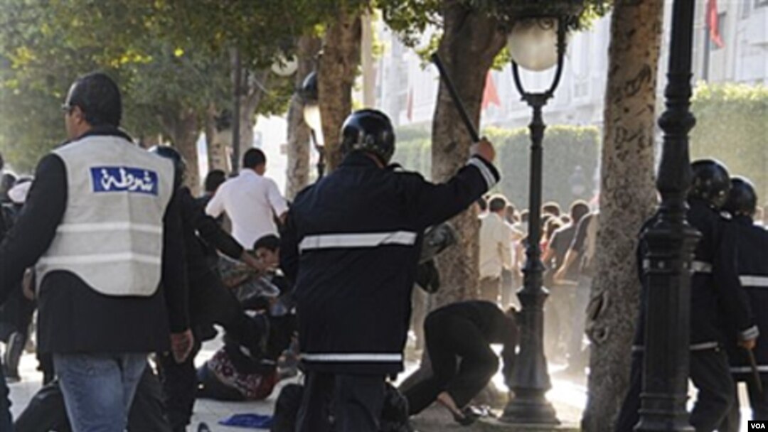 Polisi Tunisia membubarkan ratusan demonstan minggu lalu.