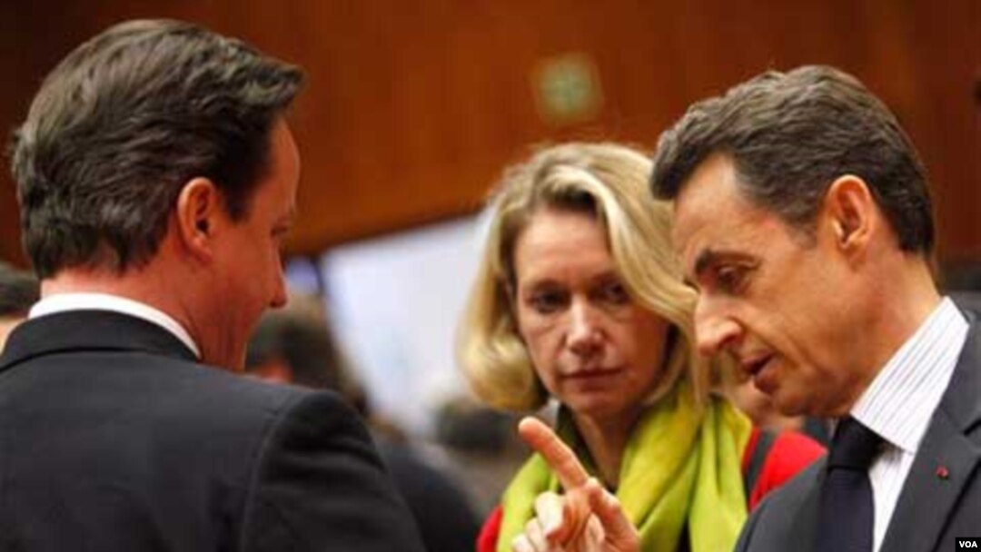 Perdana Menteri Inggris David Cameron (kiri) dan Presiden Perancis Nicolas Sarkozy (kanan) dalam pertemuan Uni Eropa di Brussel, Jumat (11/3).