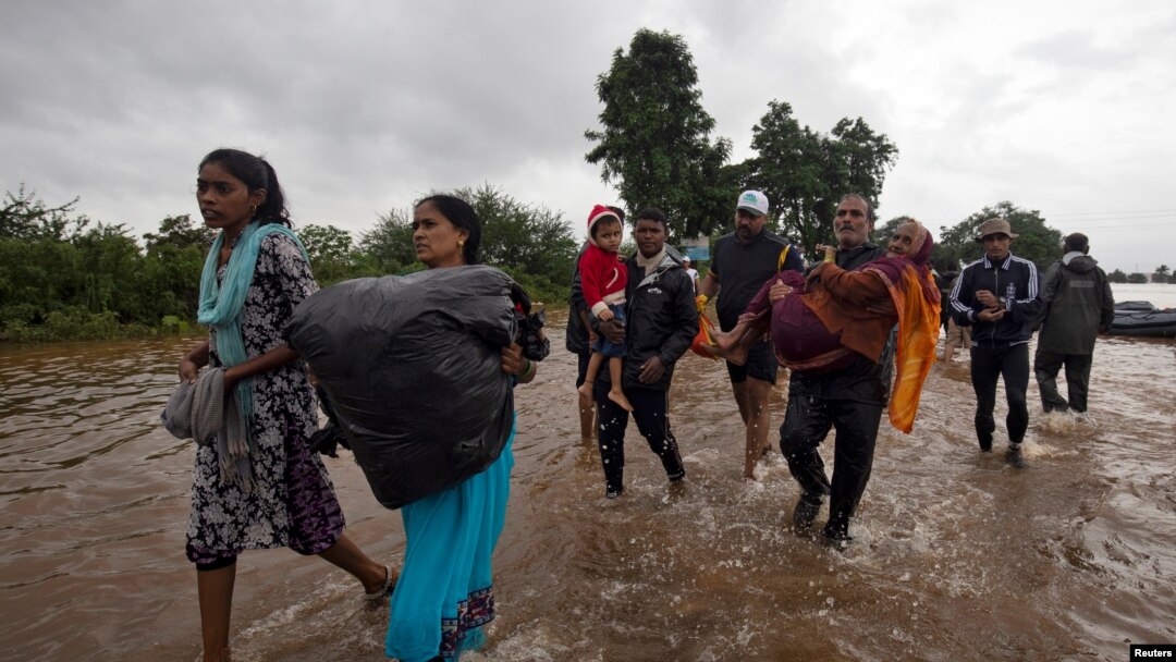 Warga yang terdampak banjir dievakuasi ke tempat yang lebih aman setelah hujan lebat mlanda Kolhapur di negara bagian Maharashtra, India, 8 Agustus 2019. (Foto: Reuters)