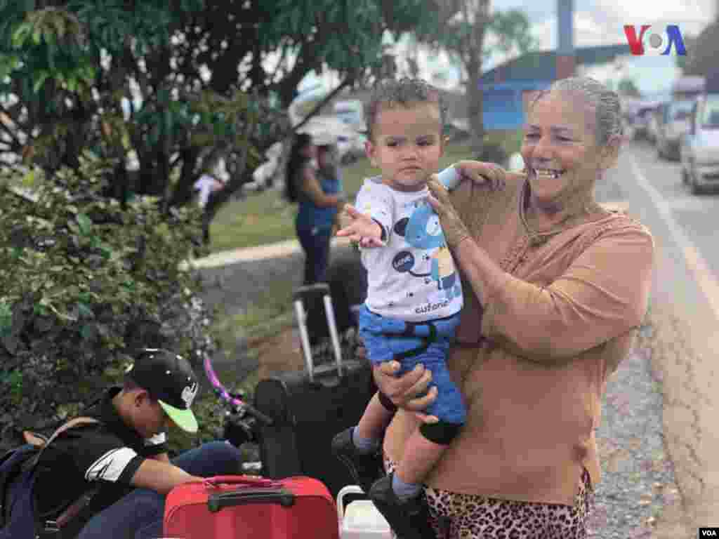 Niños y su familia esperan para cruzar a Brasil por&nbsp;Pacaraima. Foto: Celia Mendoza - VOA.