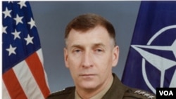 General Joh Sheehan u vrijeme kada je bio zapovjednik vojnih snaga NATO saveza