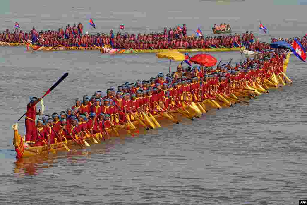 The world&#39;s longest dragon boat carrying 179 rowers sail along the Mekong river during a ceremony in Prey Veng province, Cambodia.