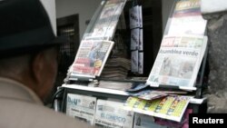 Venta de periódicos en Quito. Nuevas presiones contra la prensa se ciernen al inicio del proceso electoral ecuatoriano.