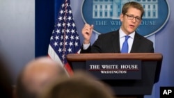 ໂຄສົກທໍານຽບຂາວ ທ່ານ Jay Carney ຕອບຄໍາຖາມຂອງ ນັກຂ່າວ ກ່ຽວກັບຊີເຣຍ ໃນກອງປະຊຸມຖະແຫລງຂ່າວ ປະຈໍາວັນ ທີ່ທໍານຽບຂາວ, ວັນທີ 27 ສິງຫາ 2013.