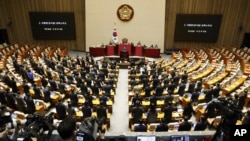 FILE - Lawmakers attend a plenary session for the impeachment motion against South Korean President Yoon Suk Yeol at the National Assembly in Seoul, South Korea, Dec. 7, 2024.