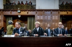 Penasihat Hukum Israel di Kementerian Luar Negeri Tal Becker, pengacara Malcolm Shaw, dan Gilad Noam, Wakil Jaksa Agung Urusan Internasional, menghadiri Mahkamah Internasional (ICJ). (Foto: AFP)