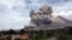 Gunung Sinabung aktif mengeluarkan kepulan abu vulkanik, terlihat dari Tiga Serangkai, Sumatra Utara, 1 April 2015 (Foto: dok). 