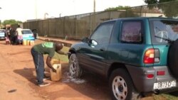 Lavadores de carros de Bissau lutam pela sobrevivência