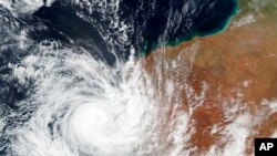 Sebuah citra satelit yang dirilis NASA pada Minggu 11 April 2021 menunjukkan Topan Tropis Seroja di atas pantai Australia Barat. (NASA Worldview, EOSDIS via AP)
