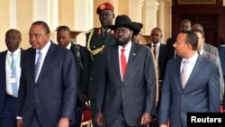 De g. à dr. : Le président du Kenya, Uhuru Kenyatta, le président du Sud-Soudan, Salva Kiir, et le premier ministre éthiopien, Abiy Ahmed, au 32e sommet extraordinaire de l'Assemblée des chefs d'État et de gouvernement de l'IGAD à Addis-Abeba, en Éthiopie, le 21 juin 2018.