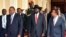 De g. à dr. : Le président du Kenya, Uhuru Kenyatta, le président du Sud-Soudan, Salva Kiir, et le premier ministre éthiopien, Abiy Ahmed, au 32e sommet extraordinaire de l'Assemblée des chefs d'État et de gouvernement de l'IGAD à Addis-Abeba, en Éthiopie, le 21 juin 2018.