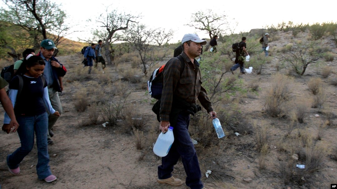 Sekelompok migran berjalan di gurun antara Sasabe, Meksiko, dan Sasabe, Arizona, 25 April 2006. (Foto: Gregory Bull/AP, arsip)
