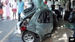 Um carro destruído num dos muitos acidentes em Malanje