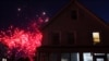 Hari Kemerdekaan, Empat Juli, pertunjukan kembang api menerangi langit di Somerville, Massachusetts, AS, 30 Juni 2022. (Foto: REUTERS/Brian Snyder)