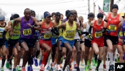 Dari kiri, Yemane Adhane Tsegay dari Ethiopia, Tadese Tola dari Ethiopia, Meb Keflezighi dari San Diego, Lelisa Desisa dari Ethiopia, Danthan Ritzenhein, dari Rockford, Michigan, and Matt Tegenkamp dari Portland, Oregon, memulai Marathon Boston, Senin pagi (20/4) waktu setempat.