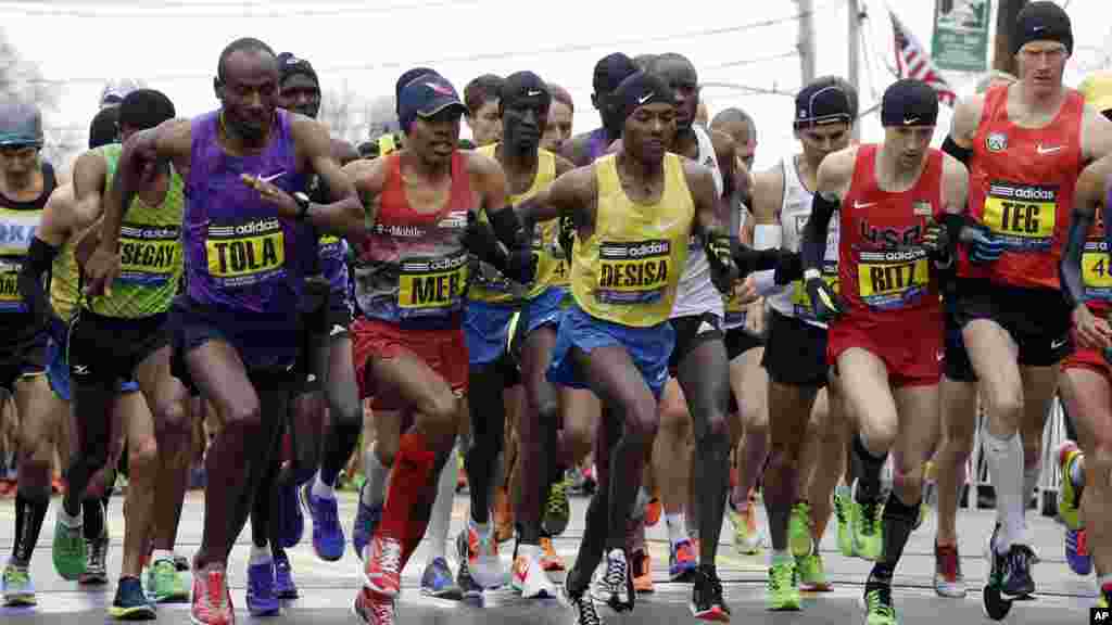 Kuanzia kushoto, Yemane Adhane Tsegay wa Ethiopia, Tadese Tola wa Ethiopia, Meb Keflezighi wa San Diego, Lelisa Desisa wa Ethiopia, Danthan Ritzenhein, wa Rockford, Mich., and Matt Tegenkamp wa Portland, Ore, wakianza mbio ndefu za Boston Marathon April 20, 2015