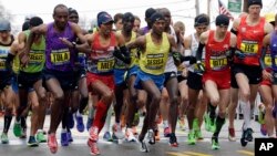 De guache à droite: Yemane Adhane Tsegay d'Ethiopie, Tadese Tola d'Ethiopie, Meb Keflezighi de San Diego, Lelisa Desisa d'Ethiopie, Danthan Ritzenhein, de Rockford, Mich., et Matt Tegenkamp de Portland, Ore, se lancent dans la cours sur la ligne de départ au Marathon de Boston, le 20 avril 2015