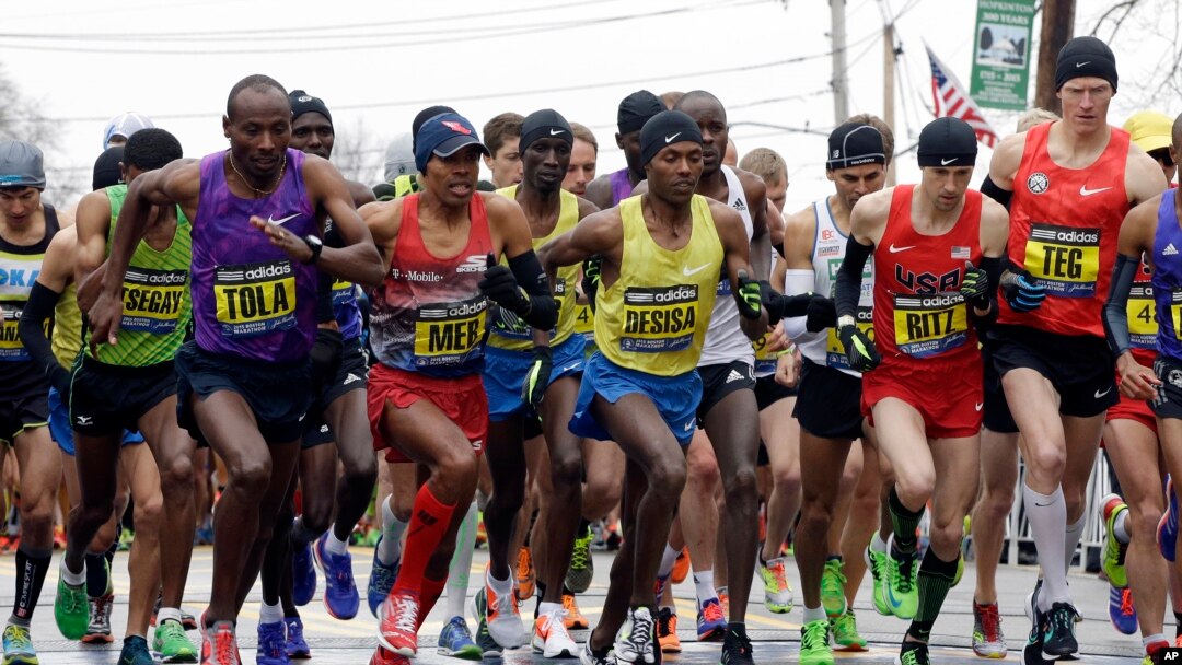 Dari kiri, Yemane Adhane Tsegay dari Ethiopia, Tadese Tola dari Ethiopia, Meb Keflezighi dari San Diego, Lelisa Desisa dari Ethiopia, Danthan Ritzenhein, dari Rockford, Michigan, and Matt Tegenkamp dari Portland, Oregon, memulai Marathon Boston, Senin pagi (20/4) waktu setempat.