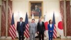 Ngoại trưởng Mỹ Antony Blinken and Bộ trưởng Thương mại Gina Raimondo (bìa phải) tiếp Ngoại trưởng Nhật Yoshimasa Hayashi và Bộ trưởng Thương mại Koichi Hagiuda (bìa trái) tại Bộ Ngoại giao ở Washington ngày 29/7/2022.