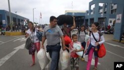 Según estimados de la ONU más de 4 millones de venezolanos habían partido al exterior en busca de mejorar sus vidas ante la crisi política y económica del país. En la imagen refugiados venezolanos llegan a la ciudad de Tumbes, Perú.