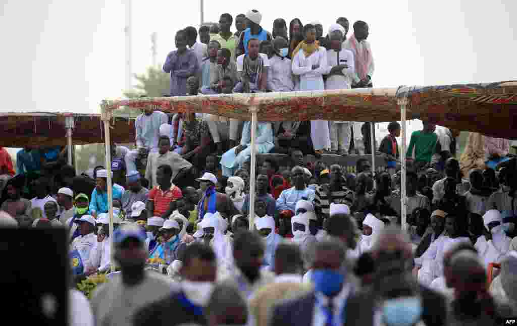 La foule pr&#233;sente aux fun&#233;railles d&#39;&#201;tat du d&#233;funt pr&#233;sident tchadien Idriss Deby Itno, &#224; N&#39;Djamena, le 23 avril 2021.