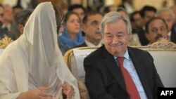 Le Secrétaire général de l'ONU, Antonio Guterres, discutant avec la Ministre d'État pakistanaise pour le Changement climatique, Zartaj Gul, à Islamabad le 16 février 2020. (Photo Aamir QURESHI/AFP)