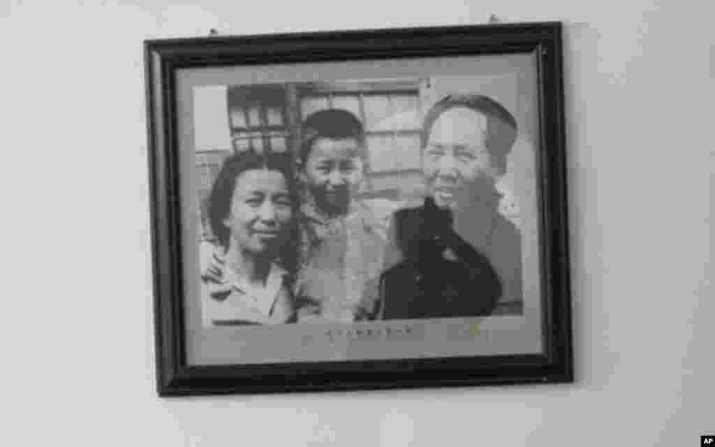 毛泽东住过的窑洞。 墙上挂着毛与夫人江青和女儿李讷的照片。